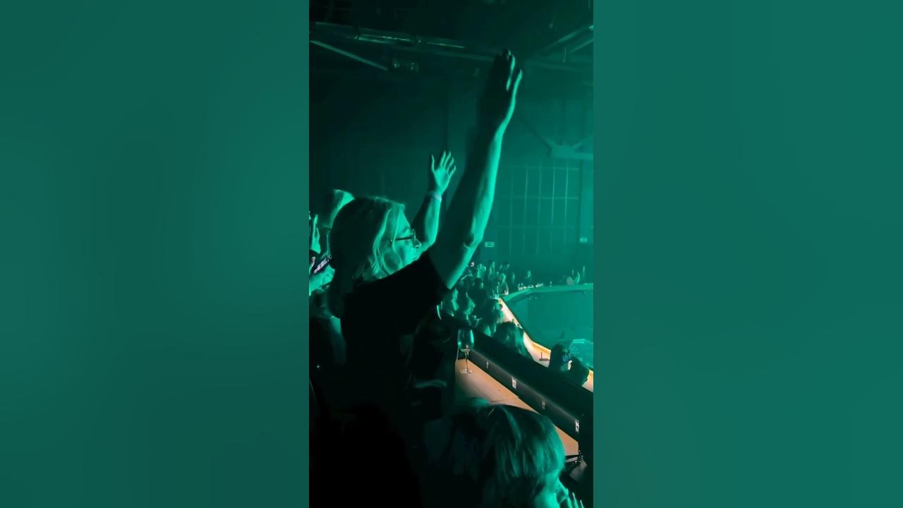 Мама OG BUDA на концерте сына - YouTube