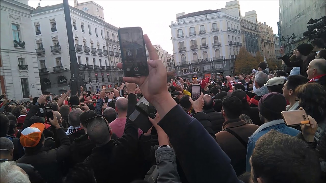 Hinchada de River Plate en Madrid, final copa libertadores 2018 - YouTube