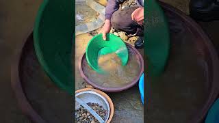 GOLD Discovery, Incredible Gold Find İn Old Stream Bed #goldpanning #goldmining #goldrush