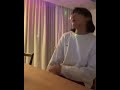 المايك طاح من كوك وهو بيغني      