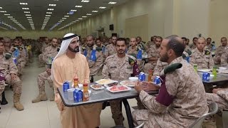 حاكم دبي يتناول الإفطار مع مجندي الخدمة الوطنية بمعسكر سيح حفير