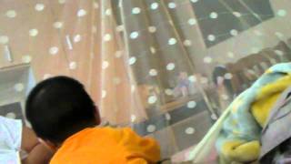 20101130.03.喝完ㄋㄟㄋㄟ搖手知道沒有了，鑽到媽咪身上想睡了