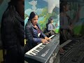 Adorando a Dios con la música.