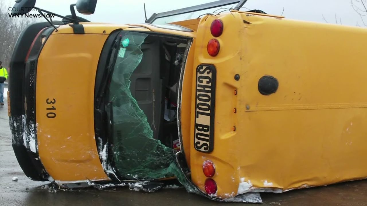 Автобус разбили. Разбитый школьный автобус. Разбитый американский школьный автобус.