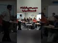 مدرس هندي يلقن طلابه بطريقة مرحة