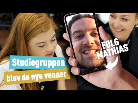 Mathias dokumenterer studielivet med sin telefon.