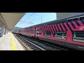 Treno Pop 'Official Green Carrier' fermo al Binario