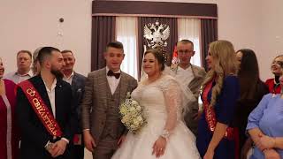 ЗАГС в Подмосковье. Молодая семья в ЗАГСе сразу после официальной регистрации брака.