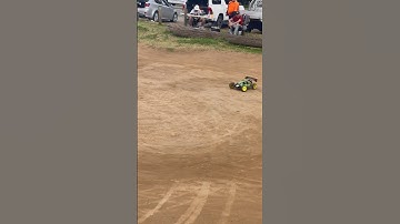Team Associated RC8B3 rips up the Henry Lawson Track!! 🔥🔥