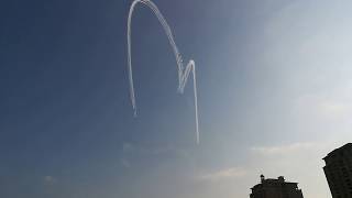 Катарцы рисуют 💗 в небе самолетами. Живой звук