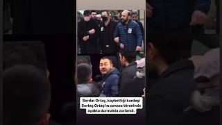 Serdar Ortaç, kaybettiği kardeşi Sertaç Ortaç'ın cenaze töreninde ayakta durmakta zorlandı. Resimi