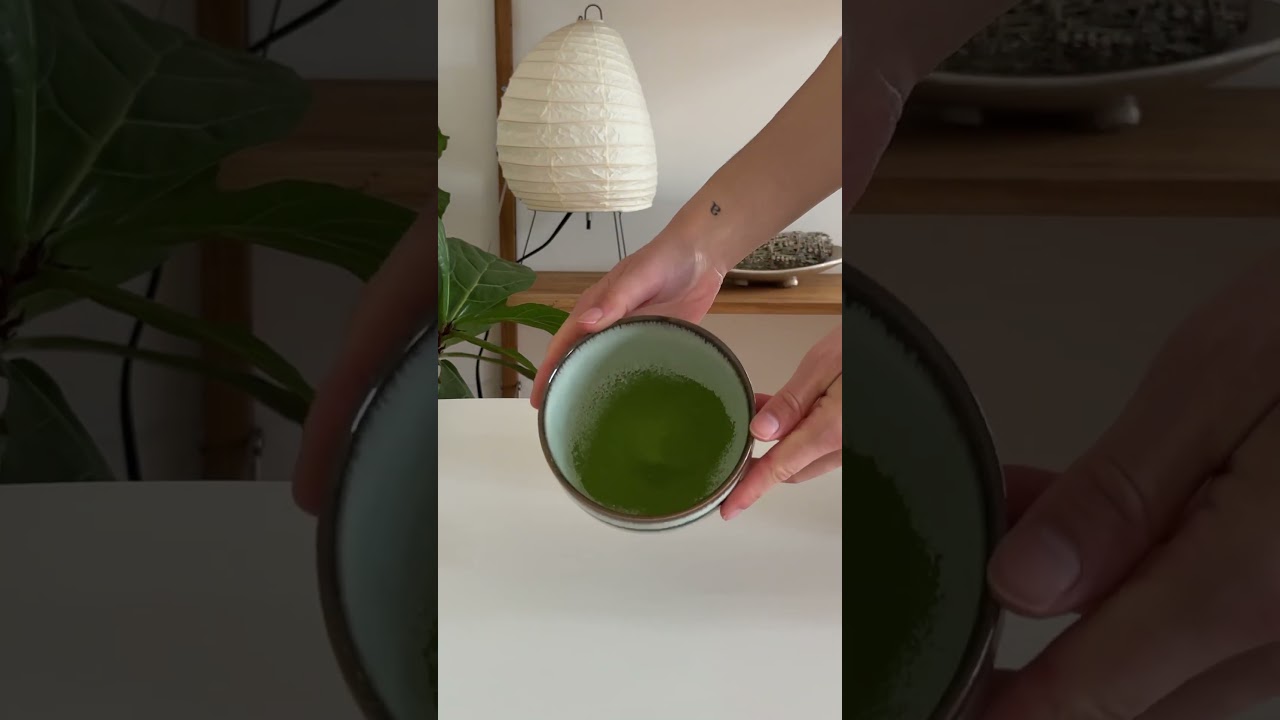 Here is my recipe for a refreshing vegan and sugar-free iced matcha latte — enjoy! :) 