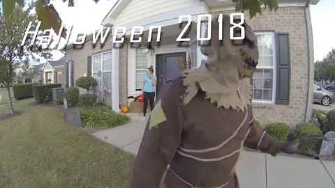 Halloween 2018 - Scared kids running away