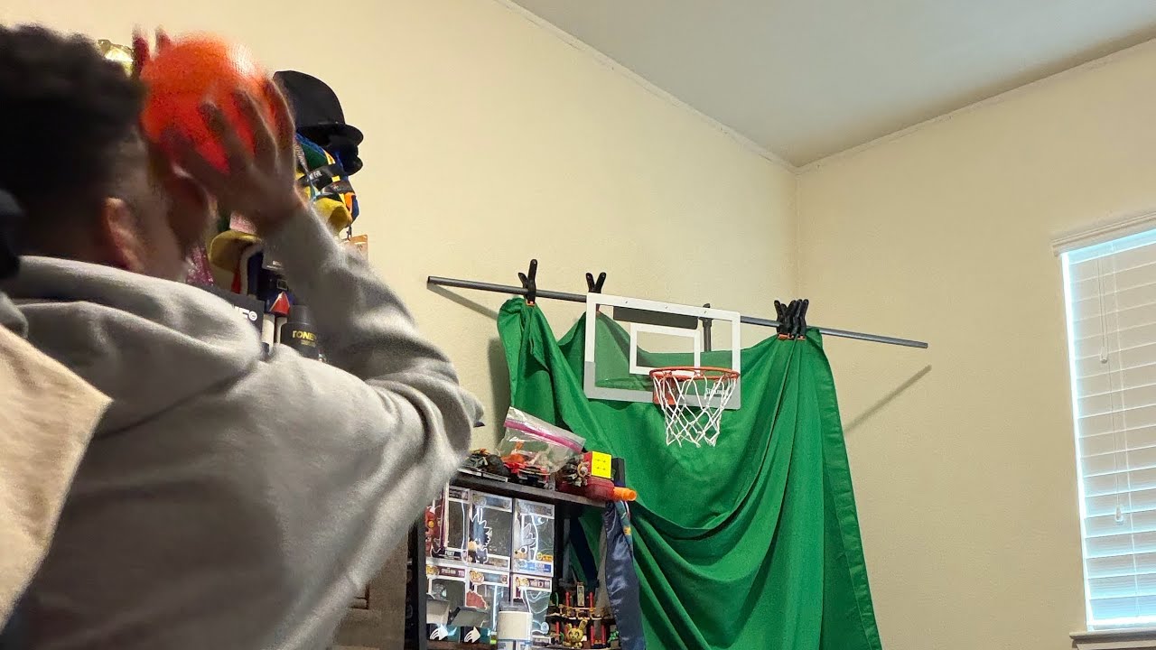 SHOOTING ON MY MINI HOOP 😂😂