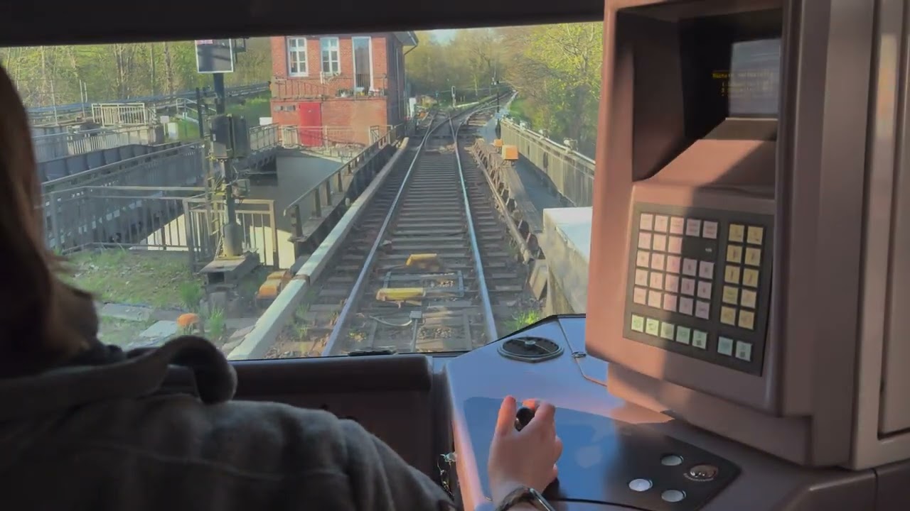 U-Bahn Hamburg - Führerstandsmitfahrt auf der U1 von Wandsbek-Gartenstadt bis Volksdorf und zurück