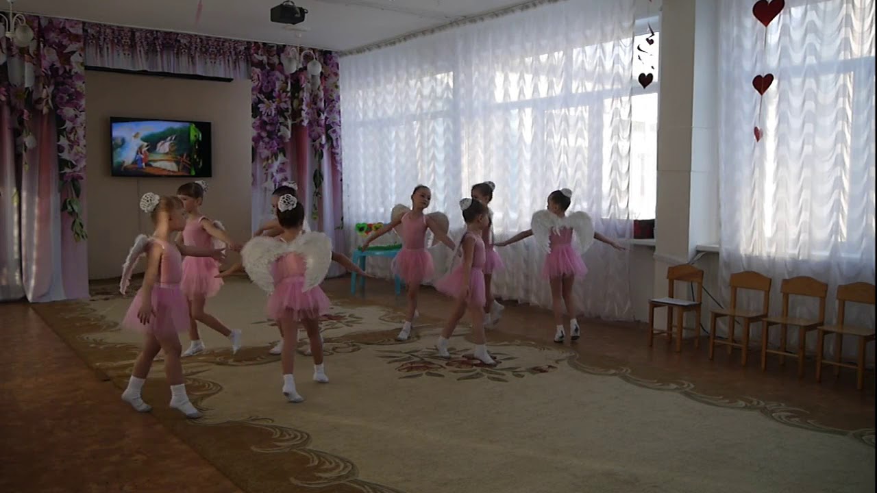 танец ангелов в доу. фото танца ангелов детский сад. утренник на 8 марта, танец девочек. танец ангелов в детском саду на 8. танец ангелочков на день матери в детском саду.