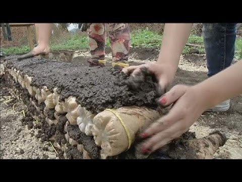 Videó: Hogyan Lehet Házat építeni Palackokból