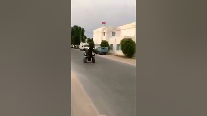 حادث دباب وراسه نشب في شبك السيارة  😂ضحك