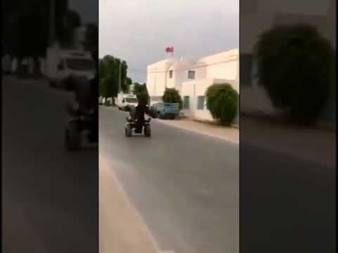 حادث دباب وراسه نشب في شبك السيارة ضحك