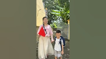 Ngày Đầu Tiên Đi Học Mẹ Dắt Em Đến Trường