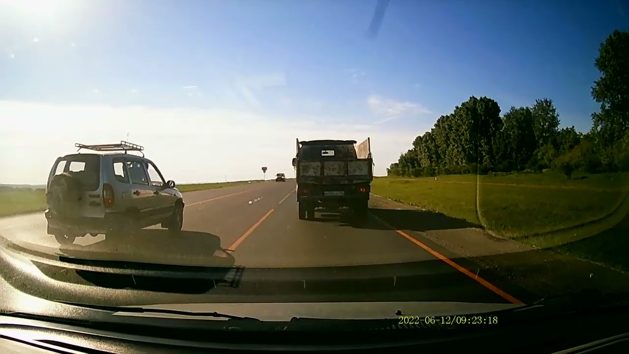 Водитель Нивы и сам не едет и другим не даёт - YouTube