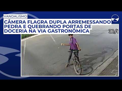 Câmera flagra dupla arremessando pedra e quebrando portas de doceria na Via Gastronômica