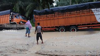 Tronton Fuso oren mundur panjang tuk menarik temannya yang patah as