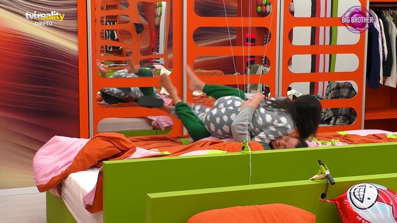 Após pedir «abracinho» a Márcia, Francisco Monteiro agarra-a e puxa-a para a cama | Big Brother