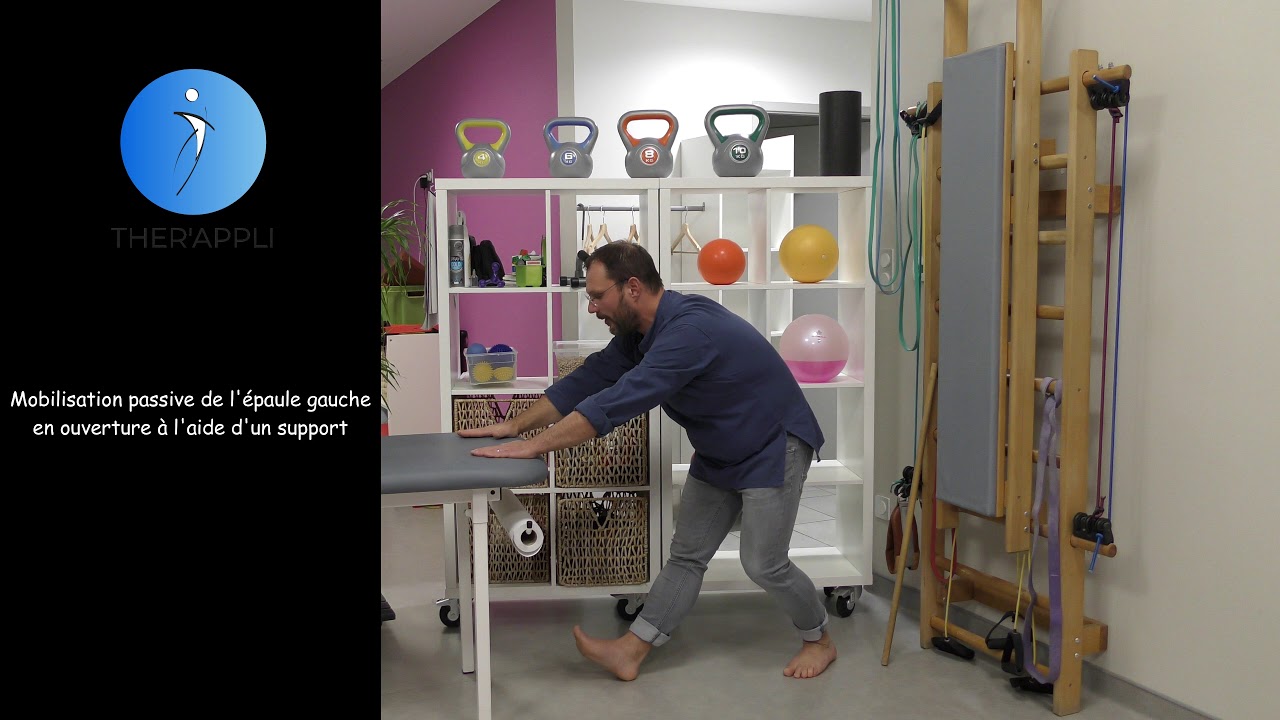 Mobilisation passive de l'épaule en ouverture à l'aide d'un support ...