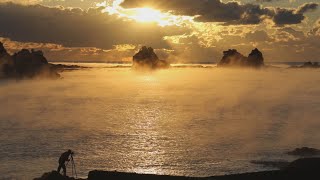 朝焼けの「海霧」幻想的に   和歌山・串本