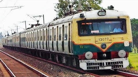 CHORD LINE // UP BARDDHAMAN LOCAL CROSSING DHANIAKHALI HALT // EASTERN RAILWAYS