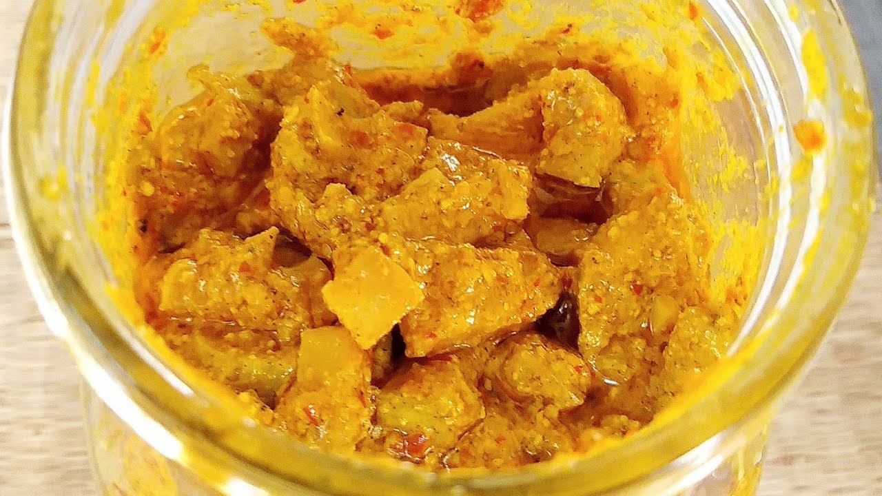 इस तरह बनाओगे आम का अचार तो सालो भर नही होगा खराब । Aam ka Khatta Achar| Mango Pickle Recipe | Food Kitchen Lab