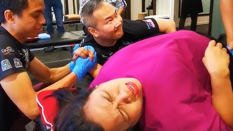 Quick Adjustment for his hip problem with Clm Tit Tar done by Master chris leong