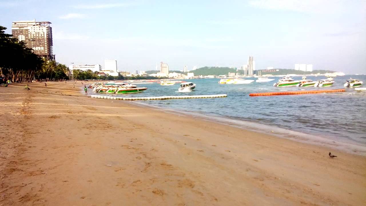 Городской пляж у отеля TWIN PALMS RESORT Паттайя