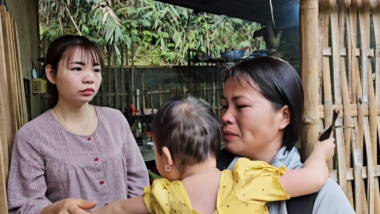 Девочке было очень грустно, что ей пришлось оставить ребенка с Йен Чи, пока она ушла на заработки.
