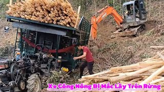 Máy xúc giải cứu xe công nông chở gỗ keo bị mắc lầy