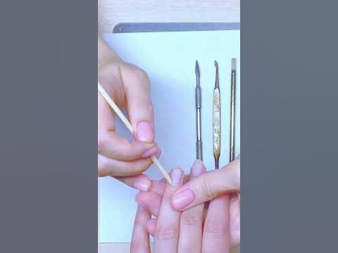 Кто сам обрезает себе кутикулу при маникюре? #идеиманикюра # ...