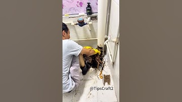 Banyan tree roots found in sewer! Man fights off tree roots with saw