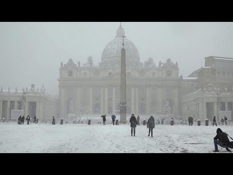 Maltempo a Roma: la basilica di San Pietro sotto la neve