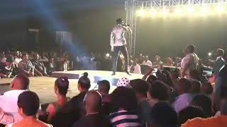 Diamond Platnumz akiwa kama MC ona alivomtambulisha Eric Omondi kwenye jukwaa la CHEKA TU