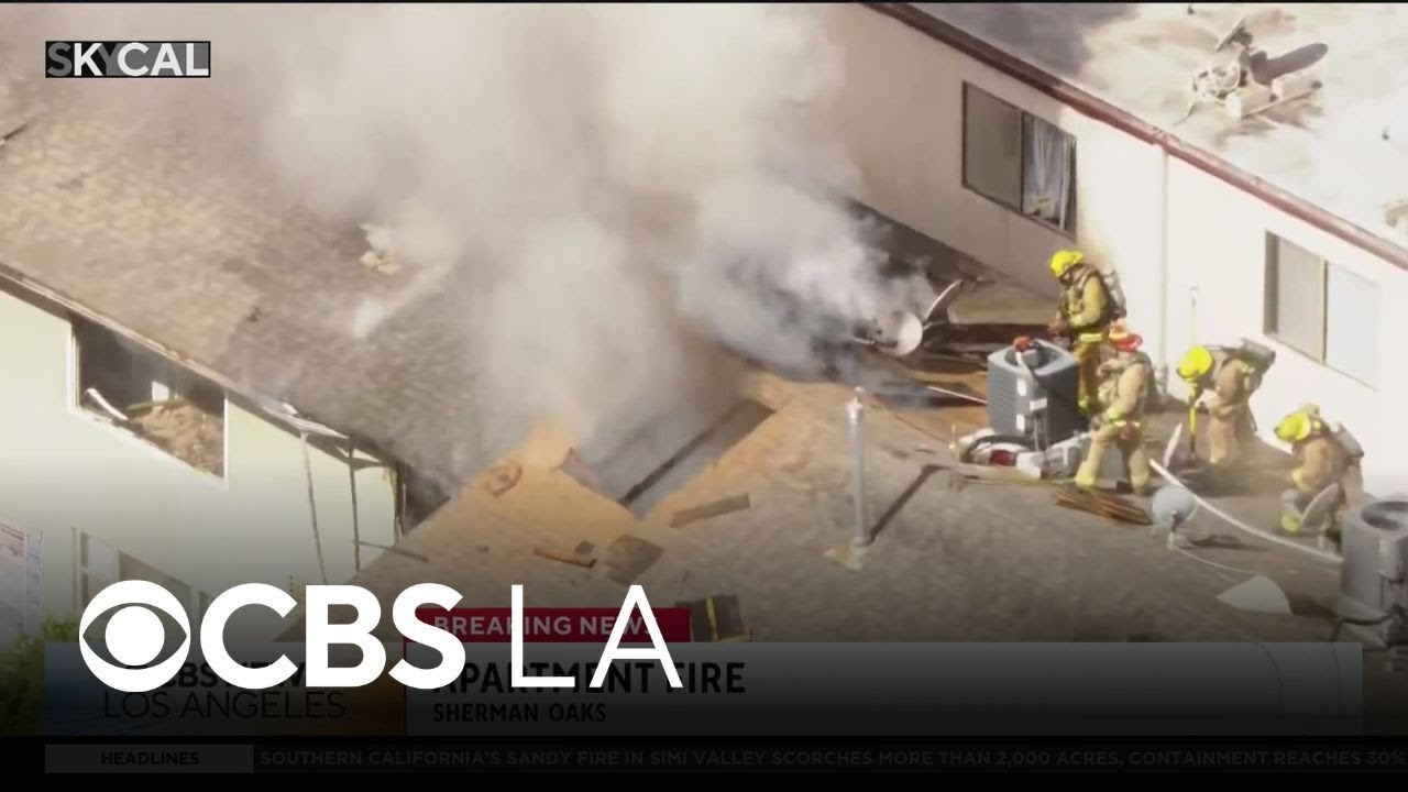 Crews battle Sherman Oaks apartment fire - YouTube