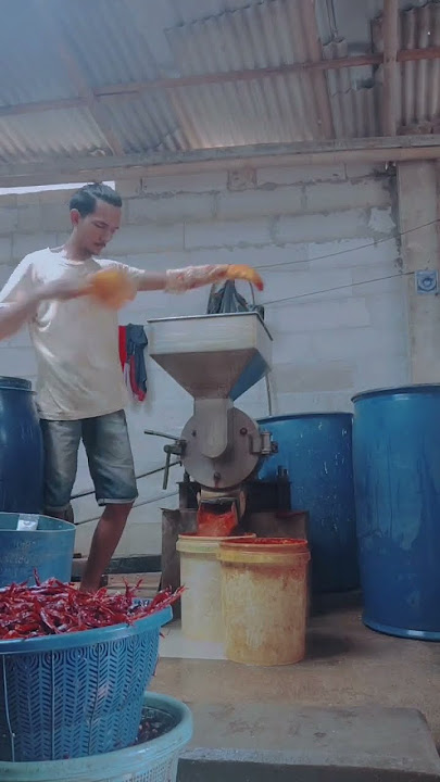 Giling cabe kering dari mecah sampe ke halusss. #shorts #shortvideo #bumbumasak #bumbudapur