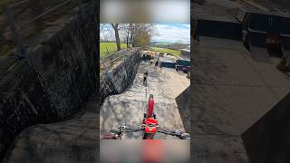 Dirtjump x Moto Train über die Sprünge 😃 #mtb #moto #bike #biking #bmx #skatepark
