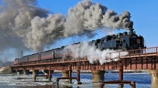 白銀の釧路湿原をＳＬが疾走