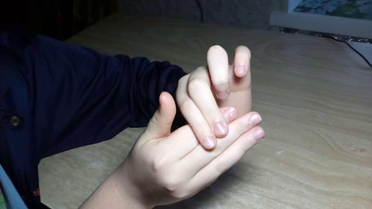 Сую школьнице палец