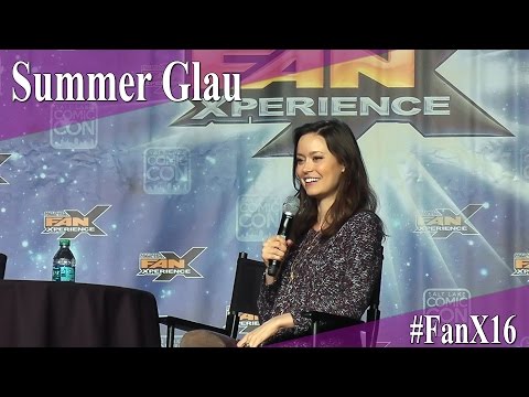 Video: Summer Glau nettoværdi: Wiki, Gift, Familie, Bryllup, Løn, Søskende