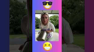 Frau Lässt Eine Gase Im Topf Frei Shorts, Girlfarts, Pupsen,