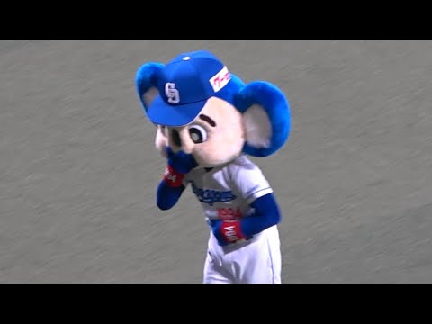 2023.04.06 勝ったのに負けた時のアナウンスが流れ、腹を抱えて爆笑するドアラ。
