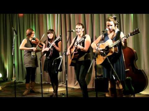 Della Mae - Muleskinner Blues / I'm Walkin'