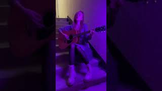 Девушка поёт Подъезде / классно поет под гитару в подъезде / перепела песни в подъезде